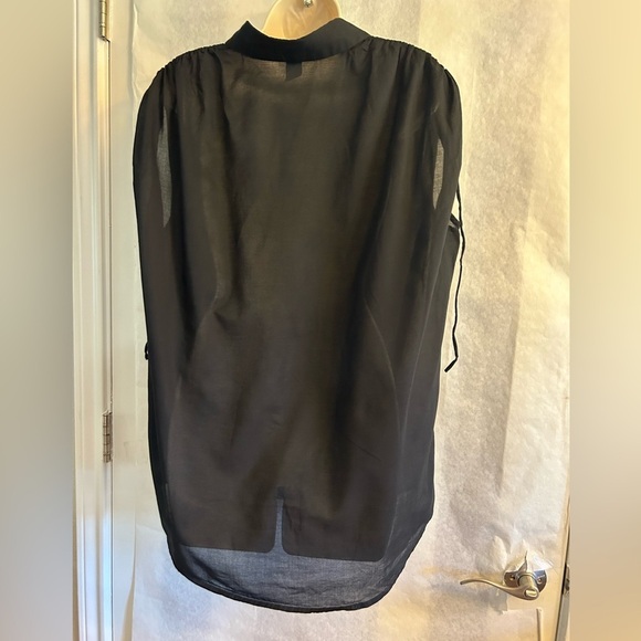 H&M Black Button Down Sleeveless Shirt light weight w/ruched detail Sz-M.  D19 - Picture 3 of 8